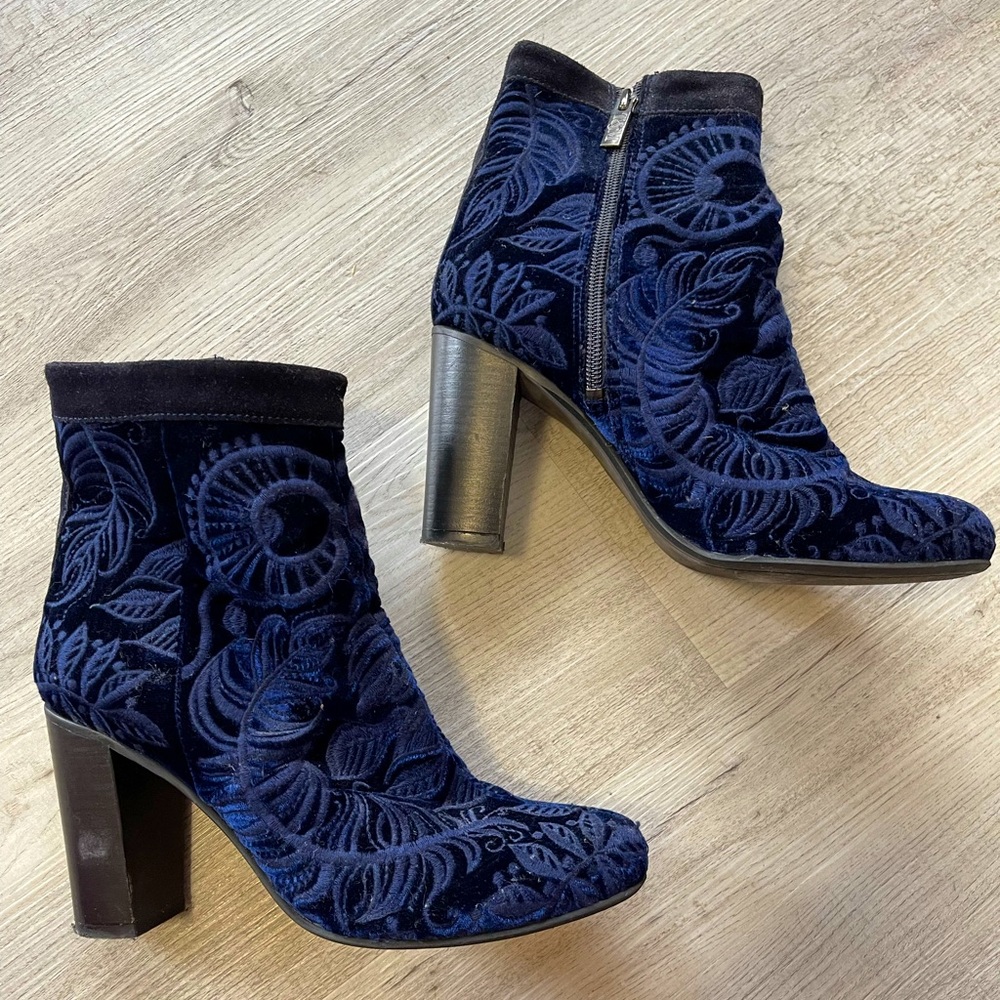 Duo boots royal blue velvet ankle boots